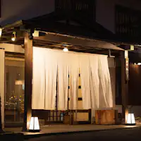 ภายนอก ยามค่ำคืน