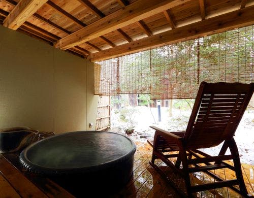 中庭を望む、雅な信楽焼の露天風呂付き客室