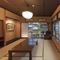 本館可容納最多6人的房間圖片