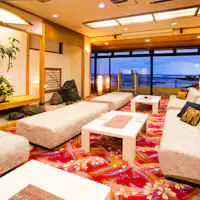 แน่นอน♪ จากล็อบบี้ก็สามารถชม 'วิวทะเลญี่ปุ่นที่งดงาม' ได้