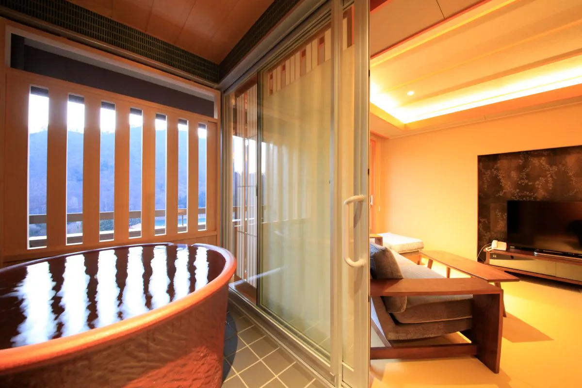 【最上階】源泉かけ流し露天風呂付客室