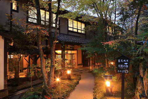旅館 わかば 秋の夜の玄関