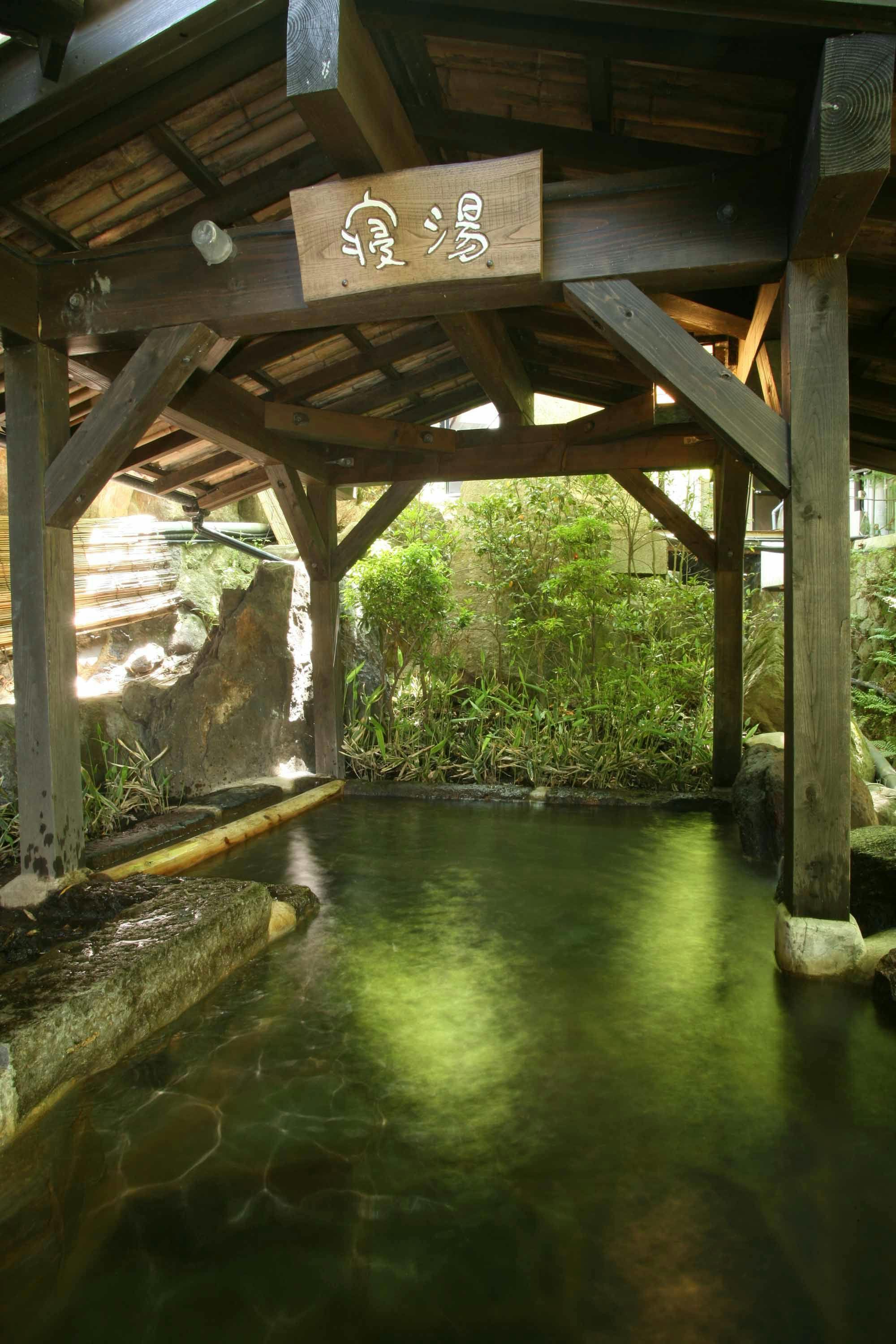 男湯の露天の寝湯