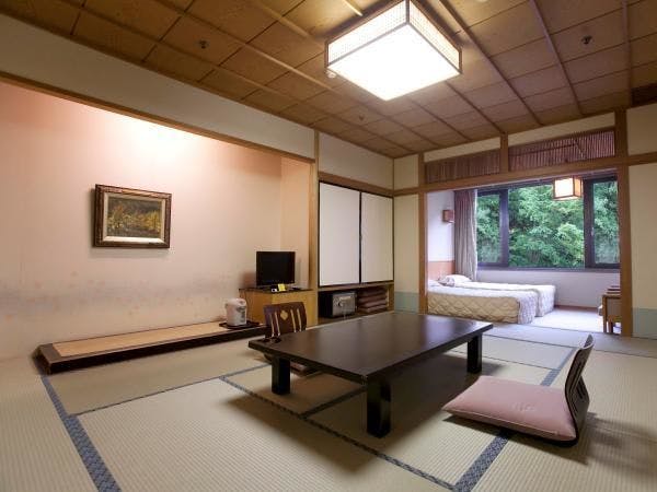 Phòng kiểu Nhật và phương Tây nhìn ra dòng sông Tone trong xanh