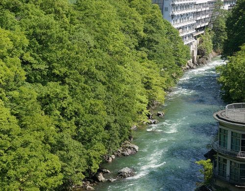 利根川に臨む客室