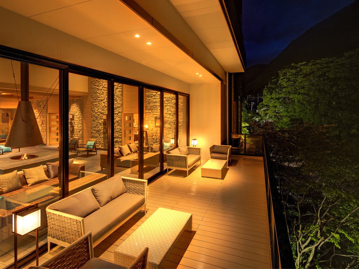 Sân thượng & Phòng khách lò sưởi