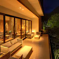 テラス&暖炉ラウンジ