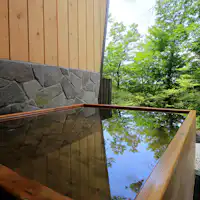 鉄平造りの内風呂と高野槇風呂の露天風呂