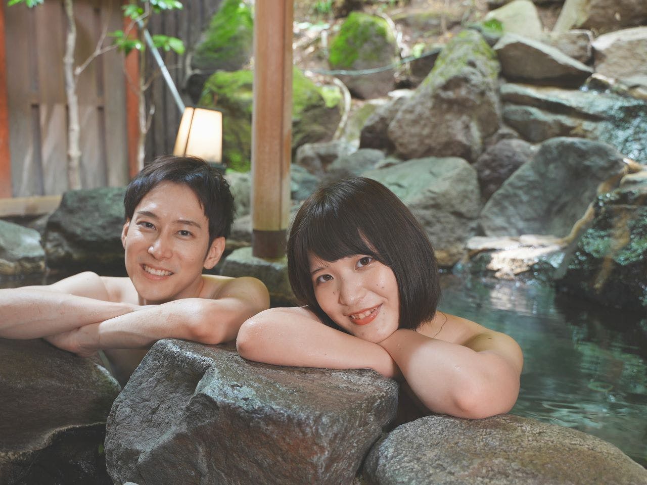 คู่รักพักผ่อนในออนเซ็นกลางแจ้งส่วนตัว