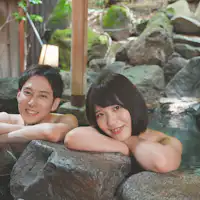 คู่รักพักผ่อนในออนเซ็นกลางแจ้งส่วนตัว