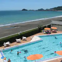 สระว่ายน้ำกลางแจ้งขนาด 25 เมตร เปิดให้บริการในฤดูร้อน