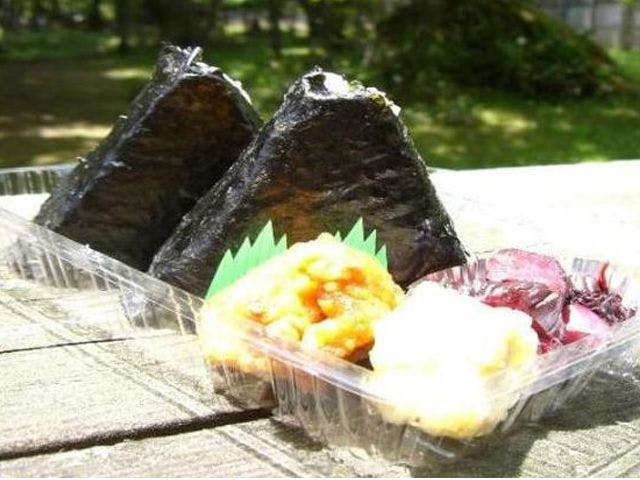 翌日のおにぎり弁当をご用意いたします。