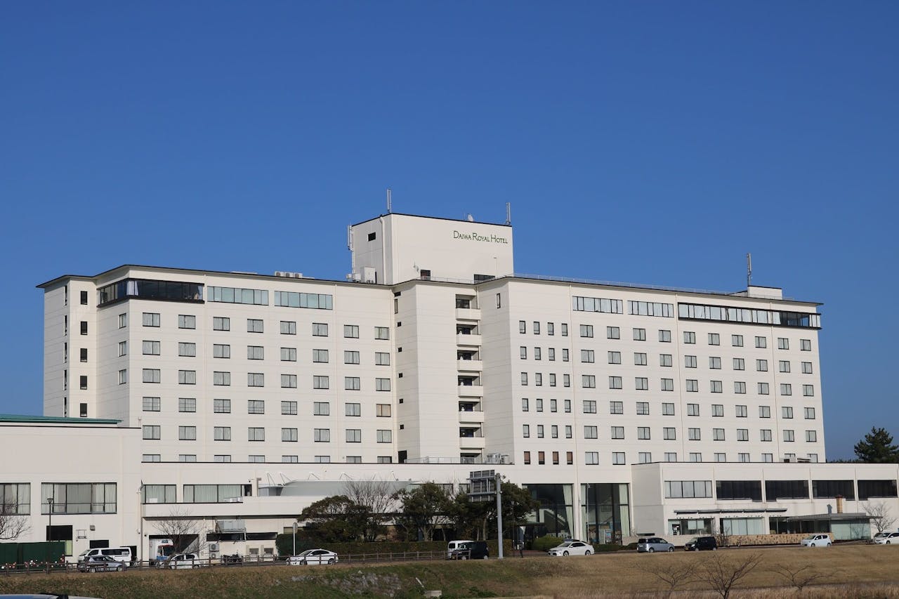 青い空に真白な外観のコントラストが自慢！