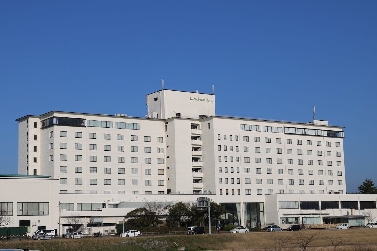 青い空に真白な外観のコントラストが自慢!