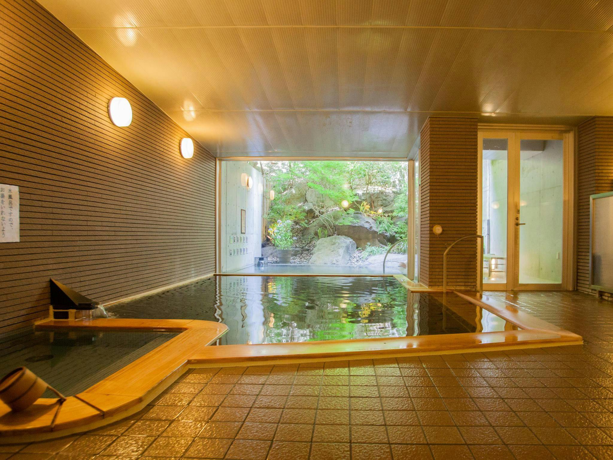 5 นาทีโดยรถยนต์, น้ำพุร้อนขนาดใหญ่ในสิ่งอำนวยความสะดวกกลุ่ม