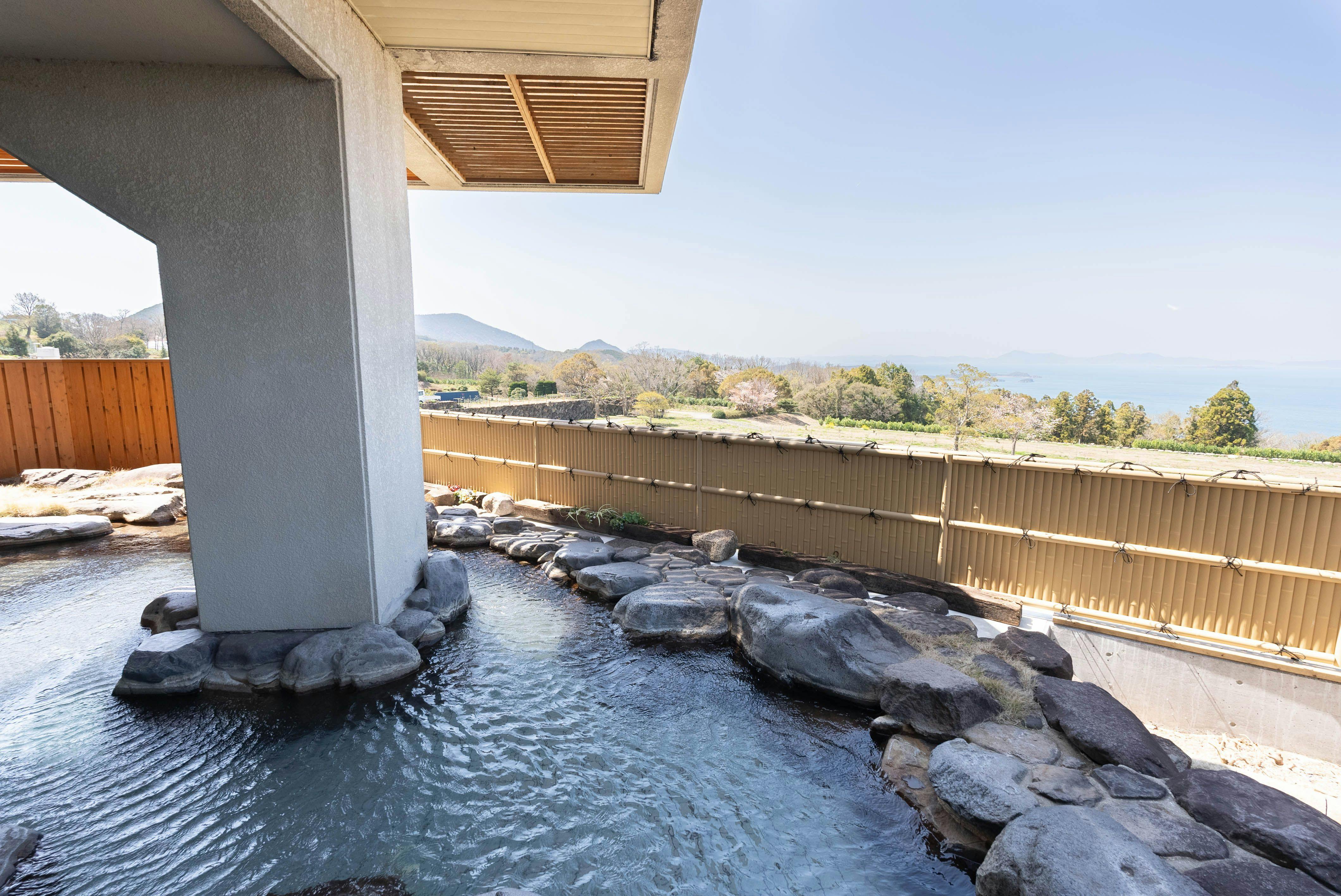 บ่อน้ำพุร้อนกลางแจ้งบนท้องฟ้า