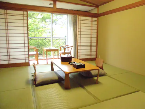 8 tikar tatami yang menenangkan. Direkomendasikan untuk berbagai kalangan.