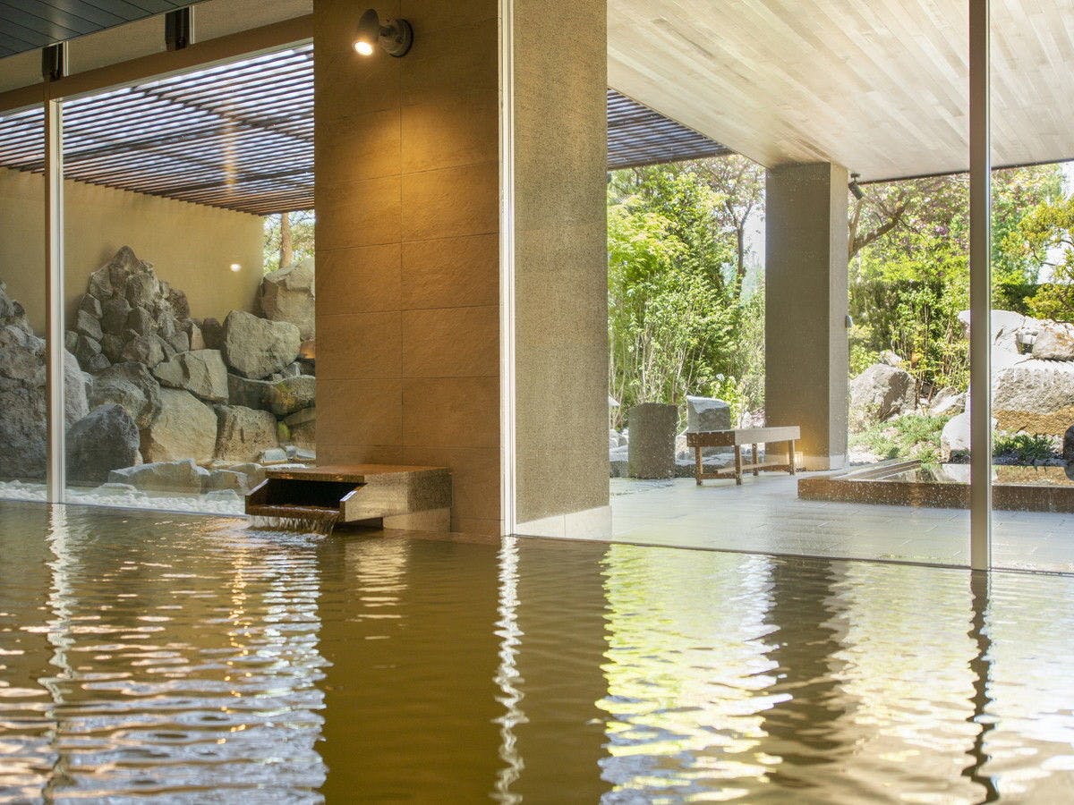 【Tsuki no Yu】อ่างอาบน้ำในร่มที่สะท้อนใบไม้สีเขียวของสวน