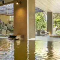 【Tsuki no Yu】อ่างอาบน้ำในร่มที่สะท้อนใบไม้สีเขียวของสวน