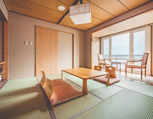 【東館】5名までの利用が可能な湖側客室