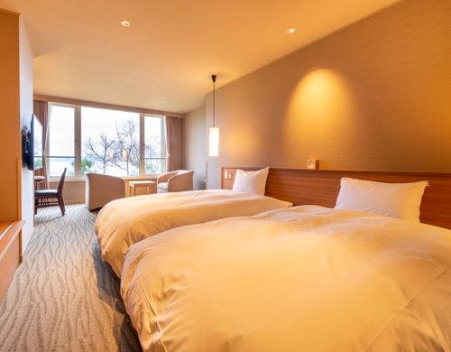 ゆとりある広さが快適な湖側洋室。