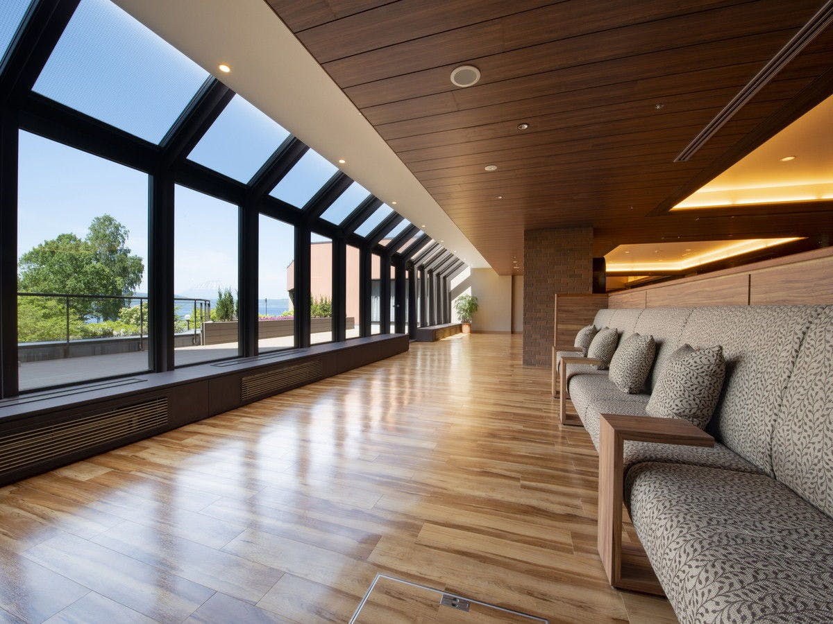 ล็อบบี้ที่มีโซฟาหันหน้าไปทางทะเลสาบ