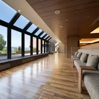 ล็อบบี้ที่มีโซฟาหันหน้าไปทางทะเลสาบ