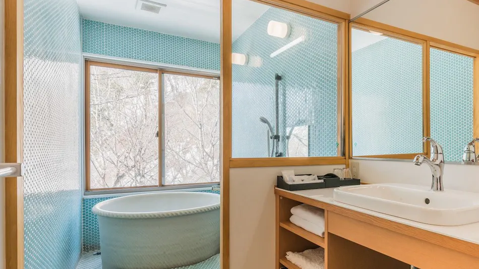 Shiga Kogen Shiroi Onsen Keikoku no Yu
