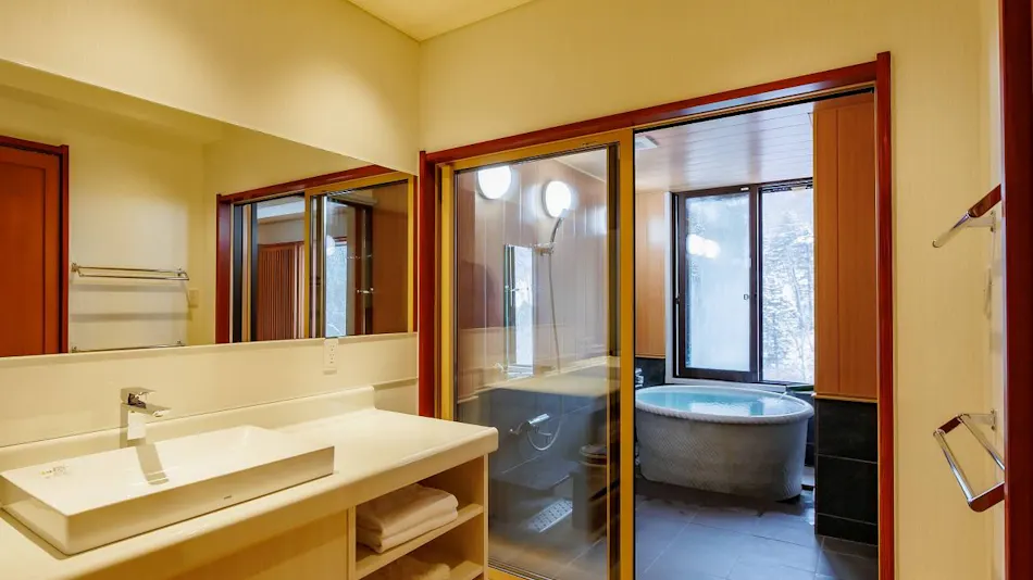 Shiga Kogen Shiroi Onsen Keikoku no Yu