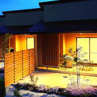 夕暮れ時の客室外観