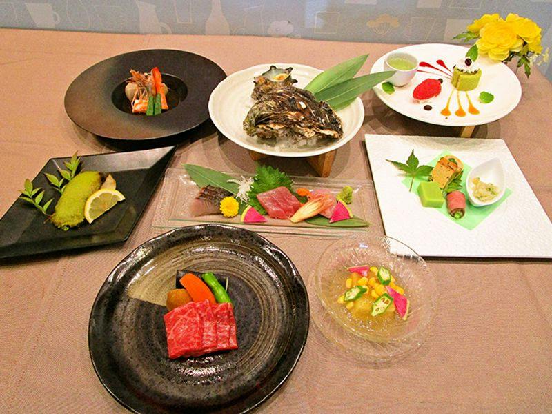 焼き岩ガキとサザエのつぼ焼きが付いた夏旬香のよくばりプラン