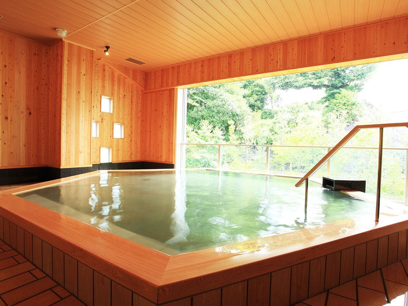 Pemandian air panas terbuka eksklusif untuk tamu akomodasi "Hito to Ki no Yu"