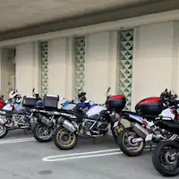 ■ Tersedia tempat parkir sepeda motor / tempat parkir beratap