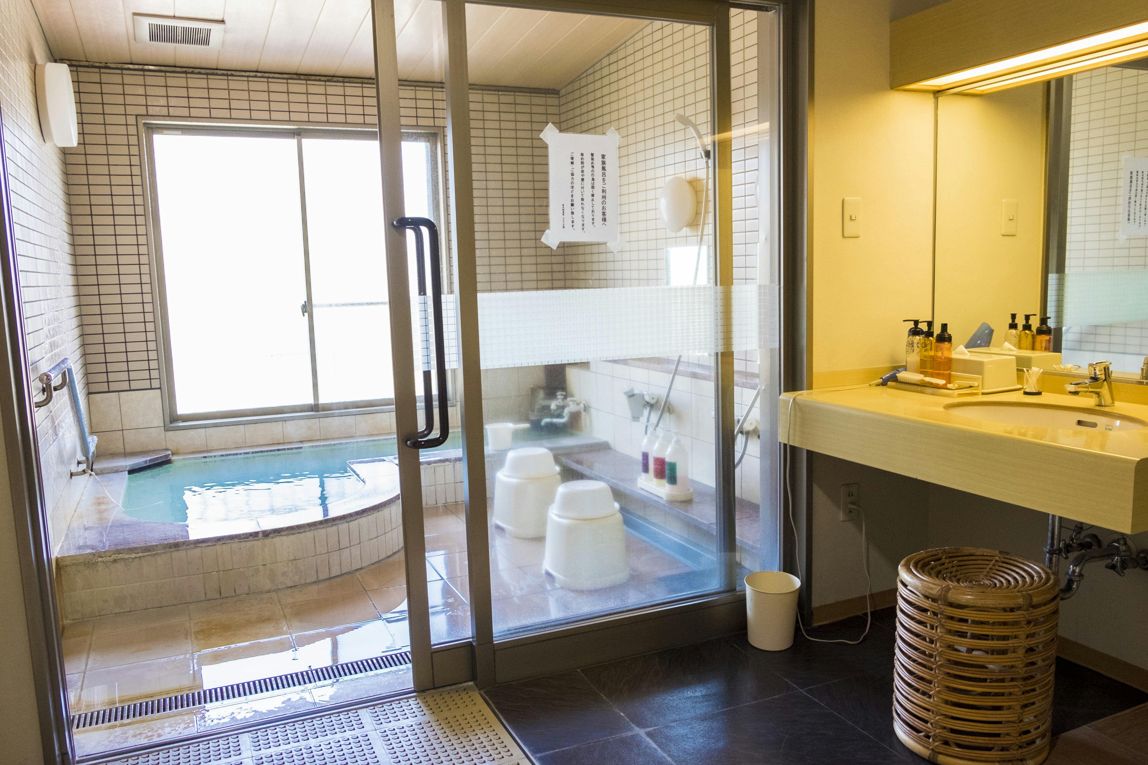 ห้องอาบน้ำส่วนตัวที่น้ำพุร้อนคารุนะ