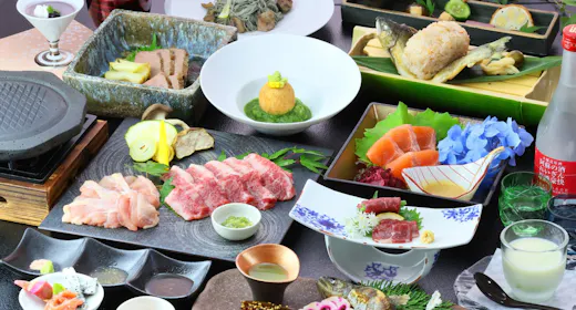 【山の恵み会席】新鮮な山の幸をたっぷり使用した懐石料理と温泉で心身共にリラックス!
