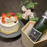 記念日ケーキとスパークリングワイン