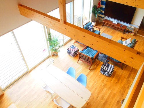 吹き抜け天井のロフトから見下ろすリビング