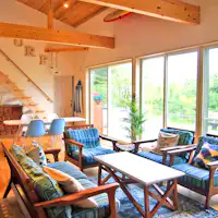 庭につながる大きな窓も解放感は抜群