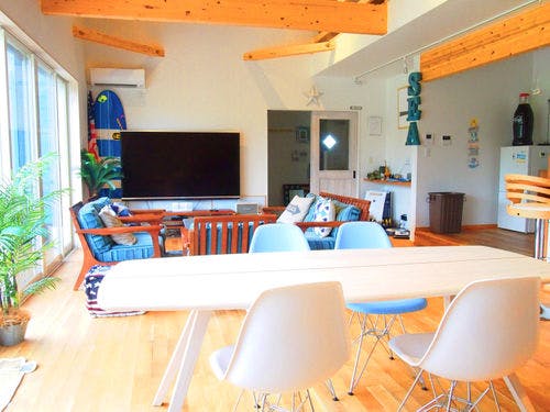 部屋全体感。80インチのテレビ