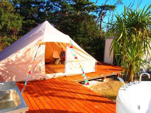 ウッドデッキにグランピング体験のテント