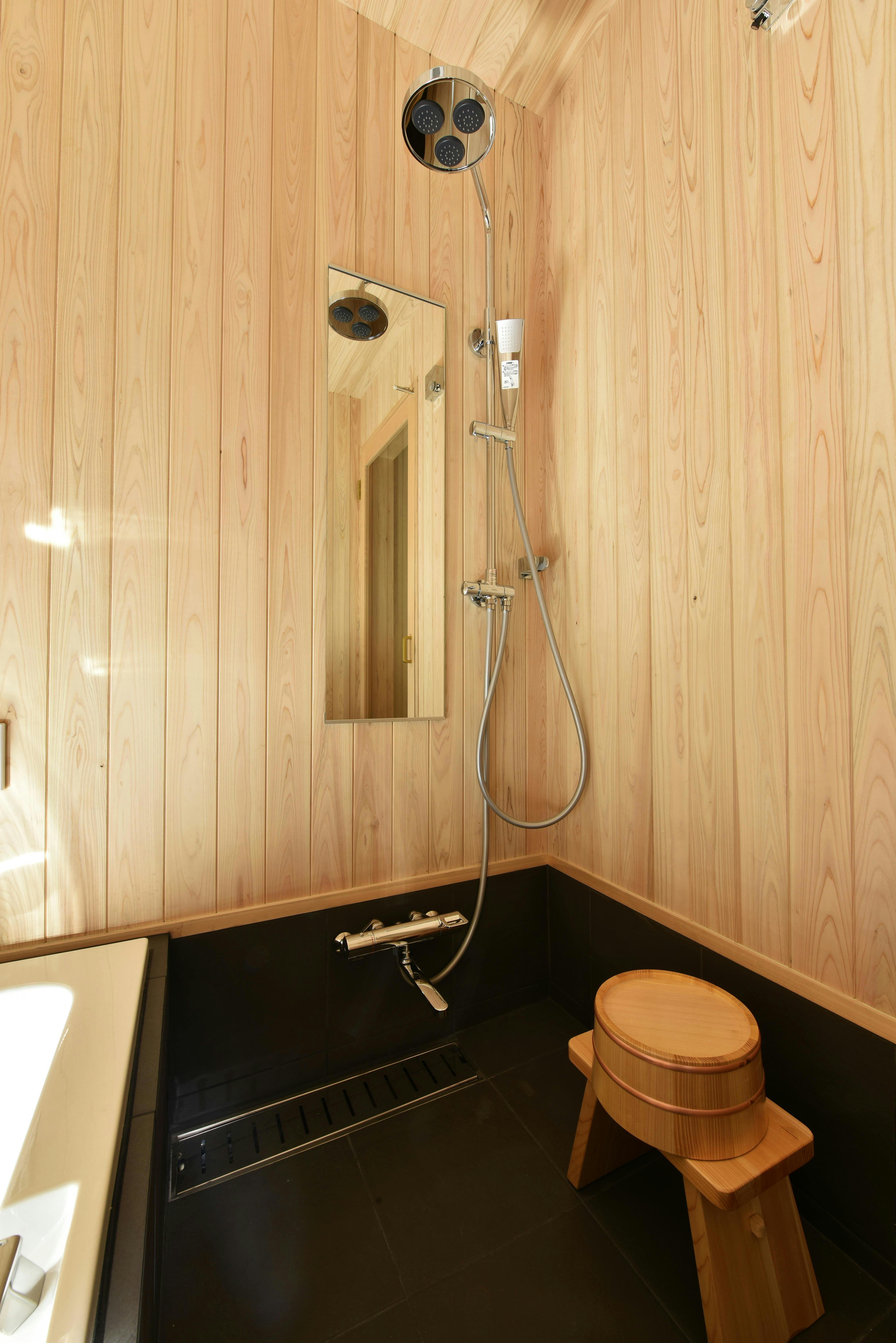 อ่างอาบน้ำและฝักบัว