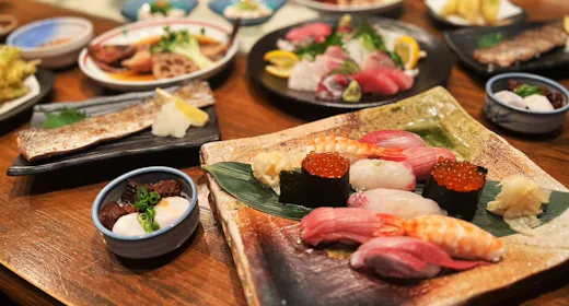 │2食付│地元の隠れた名店「小鉄」で味わう、瀬戸内旬魚の握りと内子地酒