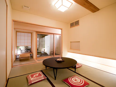 【座敷】1階は庭の見える和室