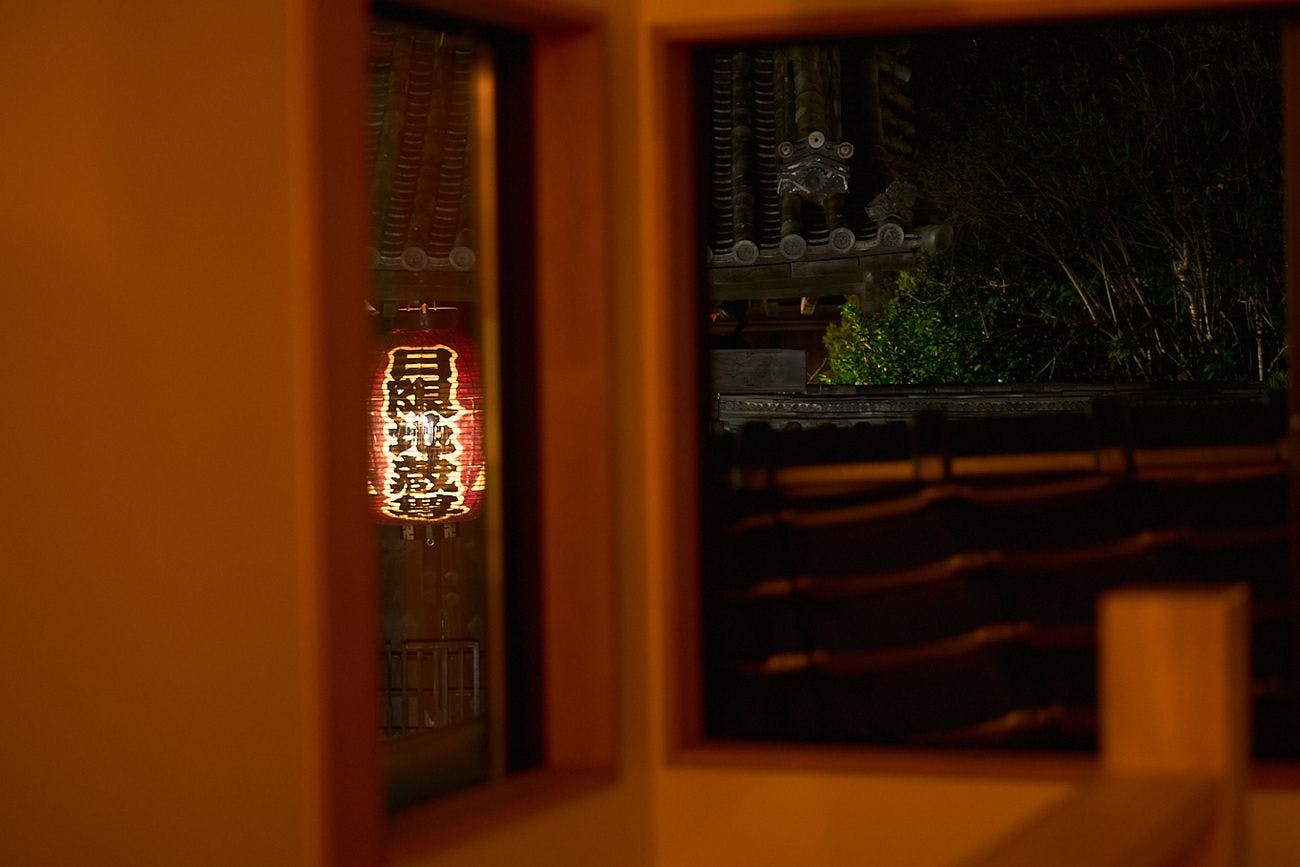 窓からのぞむ夜の景色