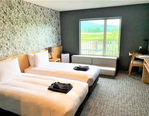 コーヒーマシーン、お茶、食器類