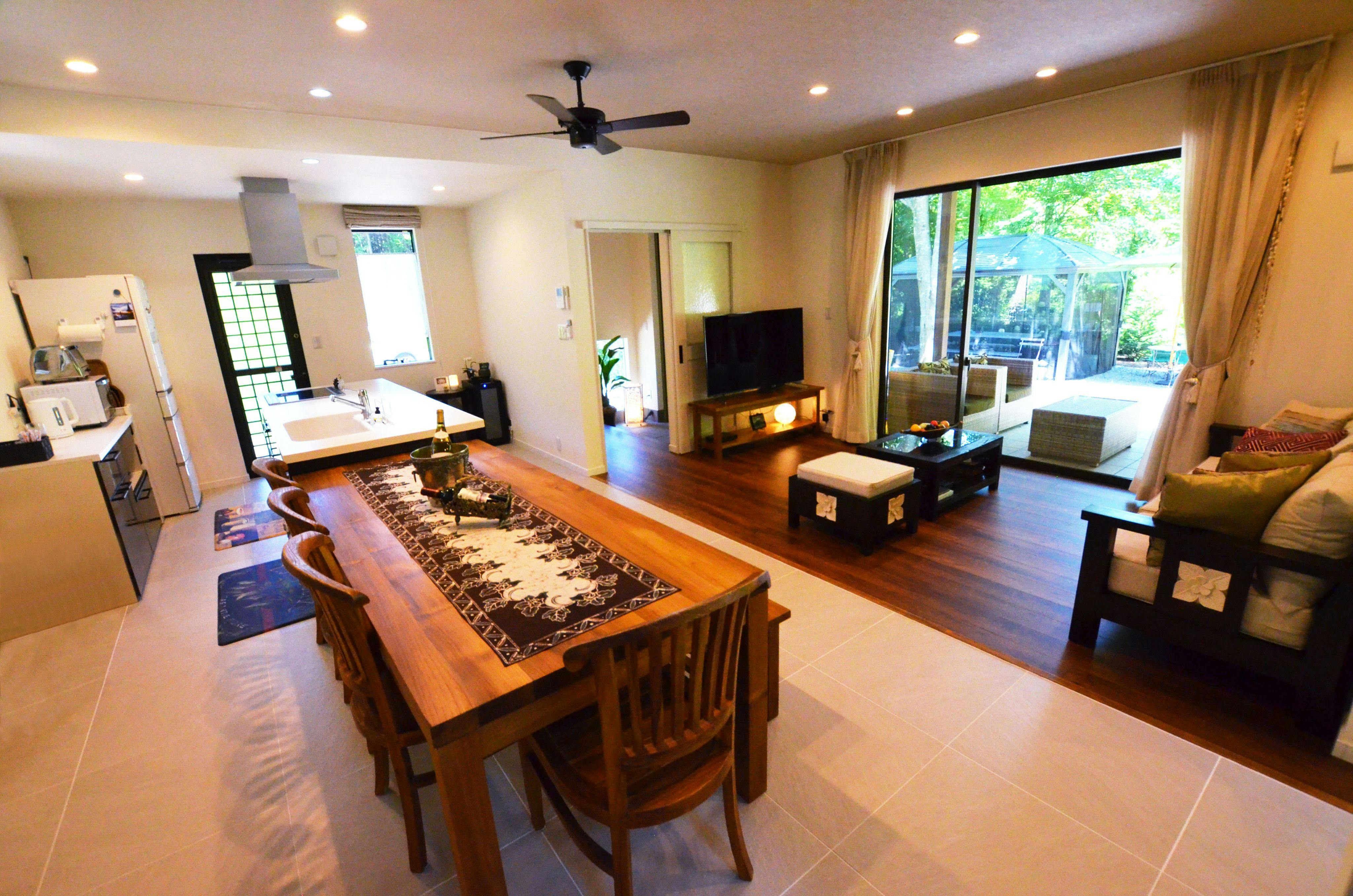 アイランドキッチンのある21畳のリビング