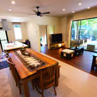 アイランドキッチンのある21畳のリビング