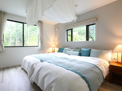 ブルーを基調とした2階の洋室。