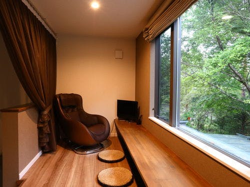 2階和室の森を眺めるカウンター