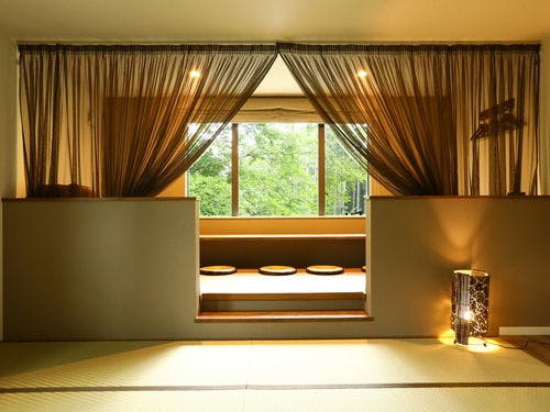 12畳の和室に続く小上がりのラウンジ